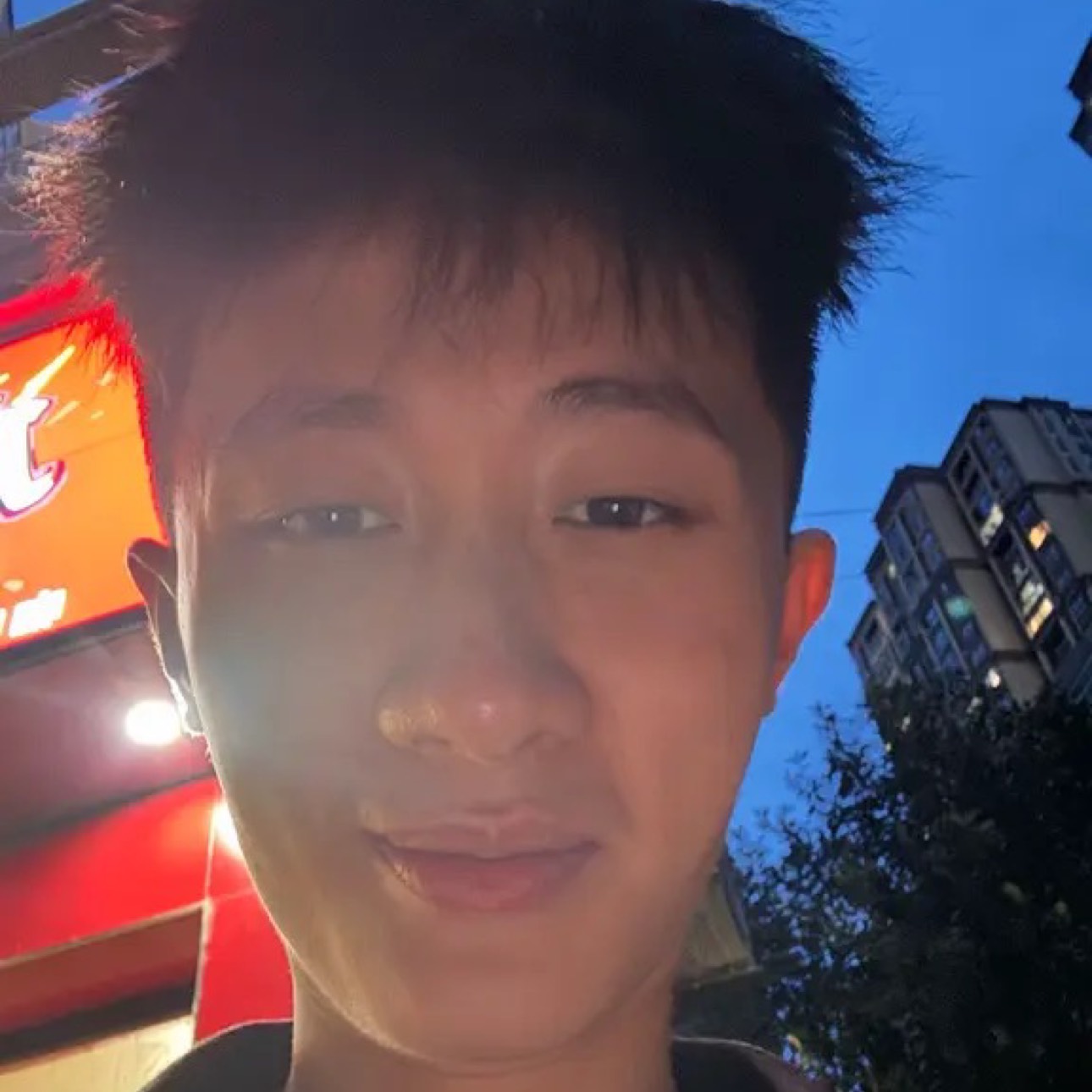 小新玩足球